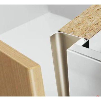 Profil mâner vertical Gola tip C auriu mat 2.7 m din aluminiu – mâner încastrat pentru mobilier modern fără mânere